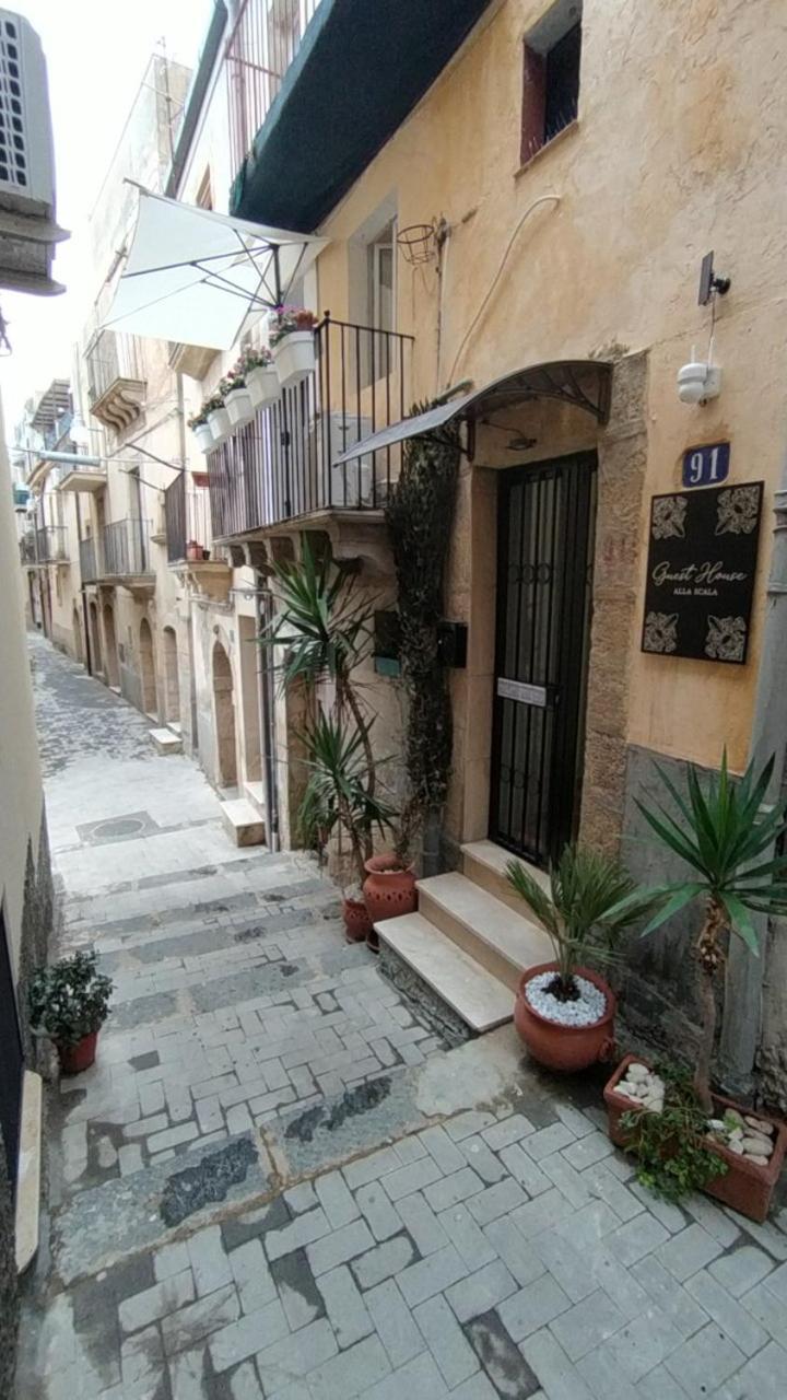 Guest House Alla Scala Caltagirone Exteriör bild