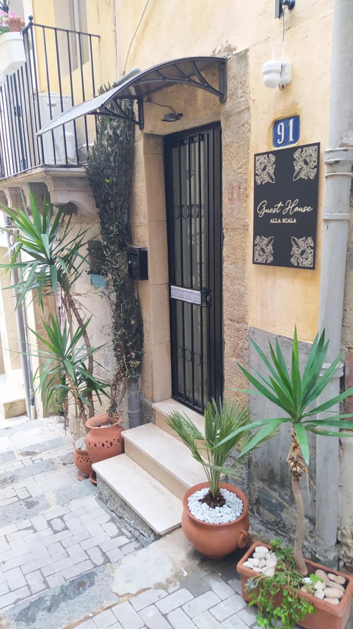 Guest House Alla Scala Caltagirone Exteriör bild
